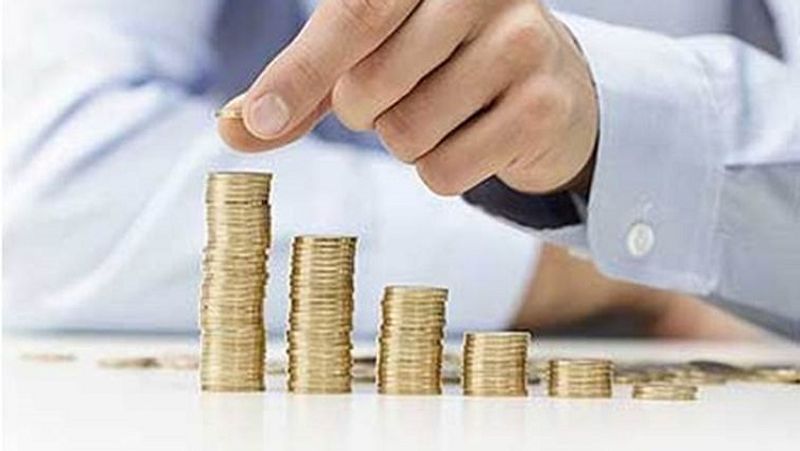 खाता पहले बंद कराने पर लगती है पेनल्टी
पोस्ट ऑफिस की मंथली इनकम स्कीम (MIS) अकांउट के 3 साल पूरा होने से पहले प्रीमेच्योर इनकैशमेंट पर जमा राशि से 2 फीसदी काट लिया जाता है, वहीं 3 साल पूरे होने के बाद प्रीमेच्योर इनकैशमेंट पर डिपॉजिट का 1 फीसदी काटा जाता है। पोस्ट ऑफिस मंथली इनकम स्कीम अकाउंट में नॉमिनेशन की सुविधा, अकाउंट को एक पोस्ट ऑफिस से दूसरे में ट्रांसफर कराने की सुविधा, एक ही पोस्ट ऑफिस में कई अकाउंट खुलवाने की सुविधा, सिंगल अकाउंट को जॉइंट और जॉइंट अकाउंट को सिंगल में बदलवाने की सुविधा उपलब्ध है।
(फाइल फोटो)