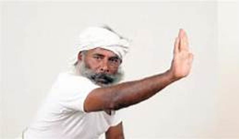 Super Star rajinikanth help Thavasi who affected by cancer