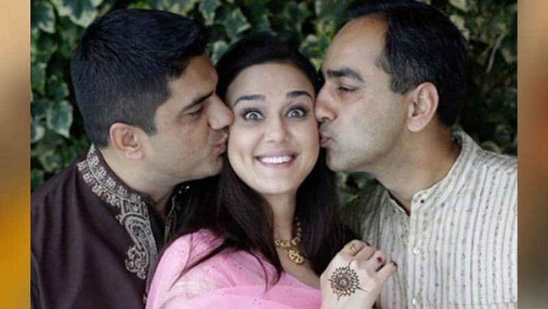 प्रिटी जिंटा ने भाईदूज पर भाईयों के साथ फोटो शेयर की। इस फोटो में दोनों भाई प्रिटी को किस करते नजर आ रहे हैं। 