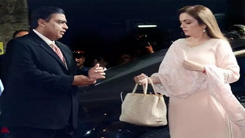 नीता अंबानी को पार्टियों में अक्सर एक छोटे डिजाइन वाले बैग के साथ देखा जाता है। इस तरह के बैग की कीमत कम से कम 3 से 4 लाख रुपए होती है। नीता अंबानी सभी महंगे ब्रांड के बैग्स का इस्तेमाल करती हैं। नीता अंबानी के पसंदीदा ब्रांड्स में Goyard, Jimmy Choo Carey और दुनिया के दूसरे महंगे ब्रांड्स शामिल हैं। इन पर डायमंड जड़े होते हैं। 