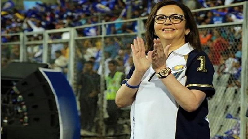 नीता अंबानी को महंगी घड़ियों का काफी शौक है। वे दुनिया के सबसे महंगे ब्रांड्स की घडियां पहनती हैं। इनमें Bulgari, Cartier, Rado, Guchi, Calvin Kalin और Fossil जैसे ब्रांड्स की घड़ियां पहनती हैं। इन ब्रांड्स की घड़ियों की कीमत की शुरुआत 2 से 3 लाख रुपए से होती है। 