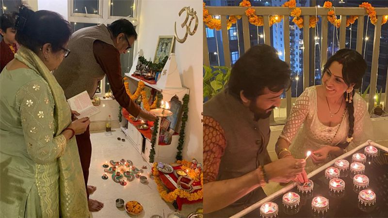 काम्या ने अपने सास ससुर और बच्चों के साथ मिलकर लक्ष्मी पूजन किया। सामने आई फोटो में काम्या के ससुर मां लक्ष्मी की आरती करते नजर आ रहे हैं।
