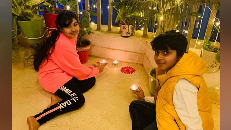 काम्या और शलभ के बच्चे दीये लगाते हुए।