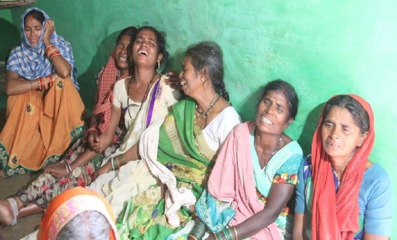 पहले पत्नी-मां और बच्चों को मारा, फिर खुद मर गया
दरअसल, यह दर्दनाक मामला अभनपुर के केंद्री गांव का है। सोमवार देर रात यहां के रहने वाले कमलेश साहू ने पहले अपनी पत्नी, मां और दो बच्चों की हत्या कर दी। इसके बाद खुद भी फांसी के फंदे से लटककर जान दे दी। मामले की जानकारी पुलिस को मंगलवार सुबह लगी। पुलिस ने सभी शवों को कब्जे में लेकर मामले की जांच शुरू कर दी है, लेकिन अभी तक इस घटना की सही वजह का पता नहीं चल पाया है।