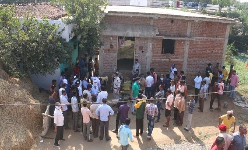 घटना के बाद इलाके में मचा हड़कंप
एक ही परिवार के पांच लोगों की इस तरह हुई मौत के बाद से इलाके में हड़कंप मच गया। छत्तीसगढ़ के गृहमंत्री ताम्रध्वज साहू ने मामले की जांच के आदेश दिए हैं। उन्होंने कहा- एक ही परिवार के पांचों लोगों की मौत हो जाना बड़ी बात है। पुलिस अधिकारी जल्द ही इसकी असली वजह तक पहुंचे।
