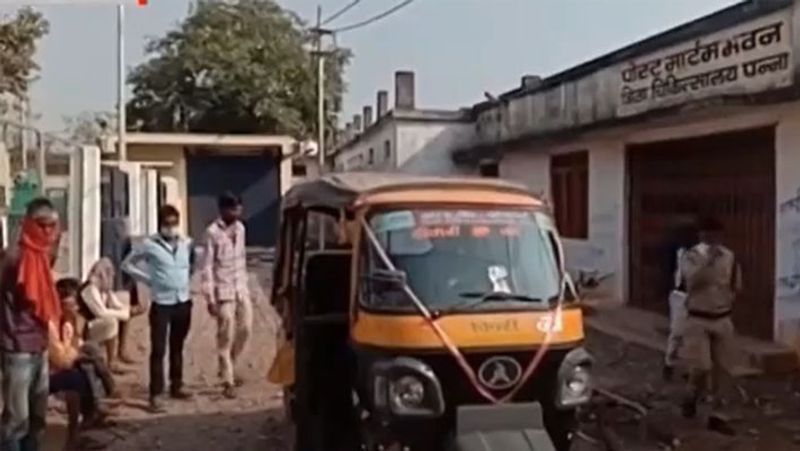 मृतक अपने परिवार में 3 संतानों में दूसरे नंबर का था। उसकी बहन मिथलेश की शादी हो चुकी है। वहीं सबसे छोटा भाई 20 वर्षीय रक्कू है। (यह तस्वीर पोस्टमार्टम रूम के बाहर की है)