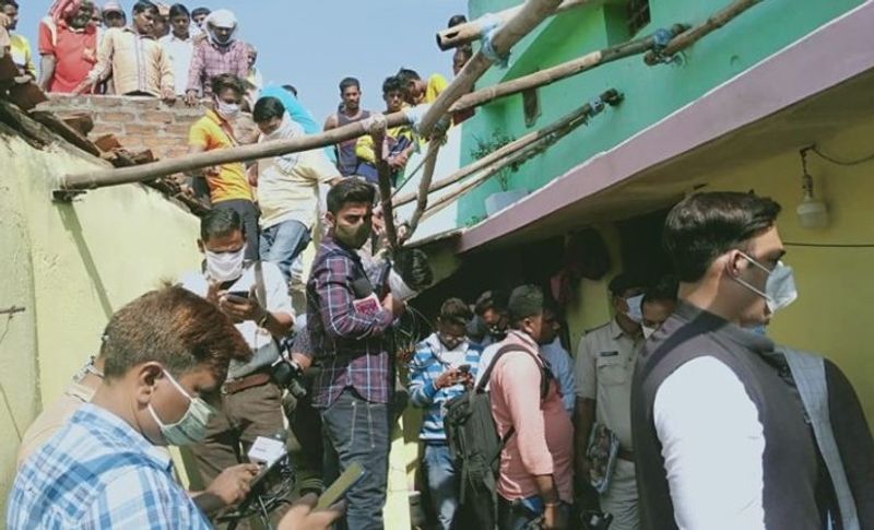 मामले का पता चलते ही मृतक परिवार के घर लोगों का हुजूम उमड़ पड़ा। पुलिस मामले को हत्या से जोड़कर देख रही है। फिलहाल असलियत जांच के बाद ही सामने आएगी।
