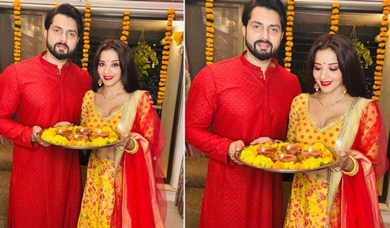 बता दें, इससे पहले मोनालिसा ने पति विक्रांत के साथ दिवाली के दिन अपने इसी लहंगे में फोटोज शेयर किए थे। उसमें वो पति के साथ हाथ में दीए का थाल लिए नजर आई थीं। 