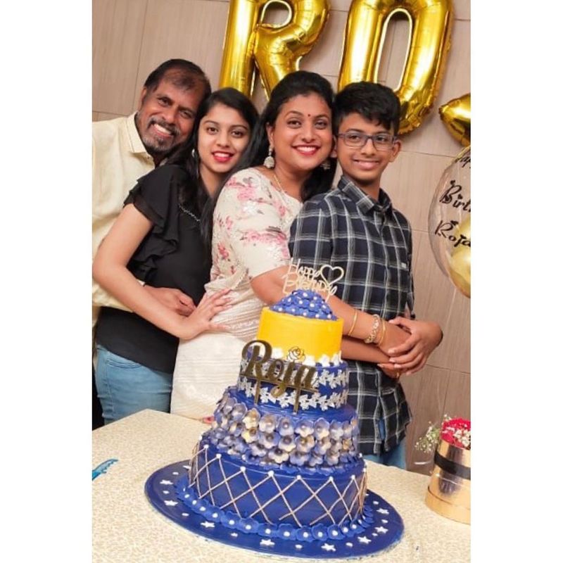 அதே போல், ஒரு ரசிகர் ஐ லவ் யூ என கூறியதற்கு, சற்றும் பதற்றம் அடையாமல் ஸ்பானிஷ் மொழியில் ஐ லவ் யூ என தன்னுடைய அன்பை வெளிப்படுத்தும் விதமாக கூறி அசால்ட் செய்துள்ளார்.
