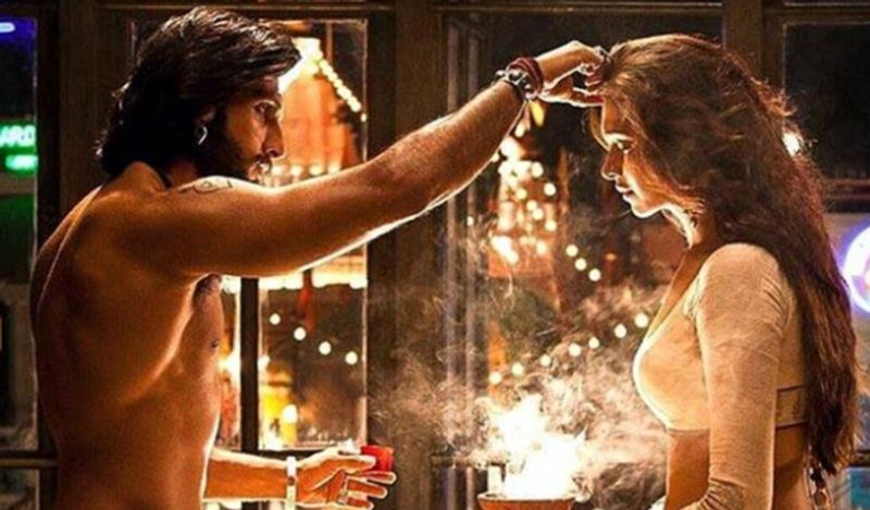 क्रू मेंबर के हवाले से आगे बताया जाता है कहा कि 'वह दोनों उस वक्त भी किस करते थे जब डायरेक्टर ने कट बोल दिया था। कट बोलने के बाद भी जब दोनों एक-दूसरे को किस करते रहे थे। यहां से सभी को कंफर्म हो गया था कि दोनों रिलेशनशिप में हैं। 