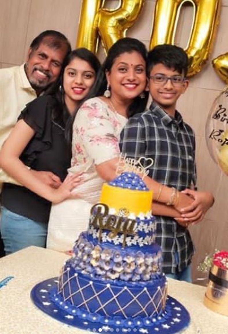 இந்நிலையில் நடிகை ரோஜா உடல் நலக்குறைவு காரணமாக சென்னையில் உள்ள பிரபல தனியார் மருத்துவமனையில் நேற்று சிகிச்சைக்காக அனுமதிக்கப்பட்டது அதிர்ச்சியை ஏற்படுத்தியுள்ளது.
