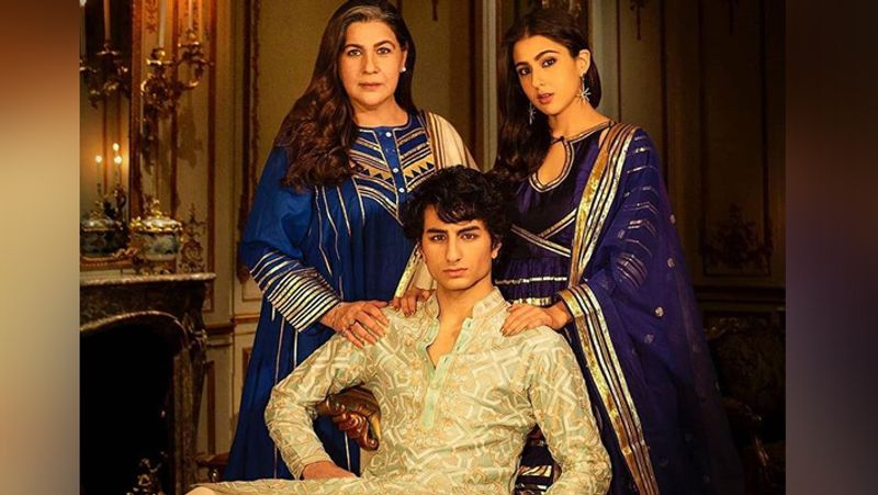 सामने आई फोटो में इब्राहिम में कुर्सी पर नवाबी स्टाइल में बैठे हैं और मम्मी अमृता और बड़ी बहन सारा उनके पास खड़े हैं। 