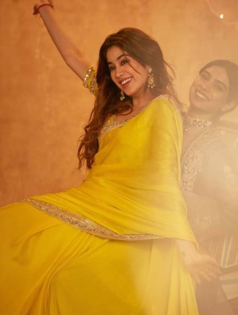 <p>তবে শুধু নাচের স্টেপ নয়, বক্ষ যুগল থেকে উরুর স্টেপ, কোমরের ভাঁজ থেকে হট লুক, একোন জাহ্নবী।</p>