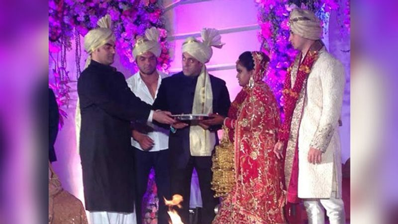 आयुष शर्मा एक बिजनेसमैन हैं और वे राजनीति परिवार से ताल्लुक रखते हैं।