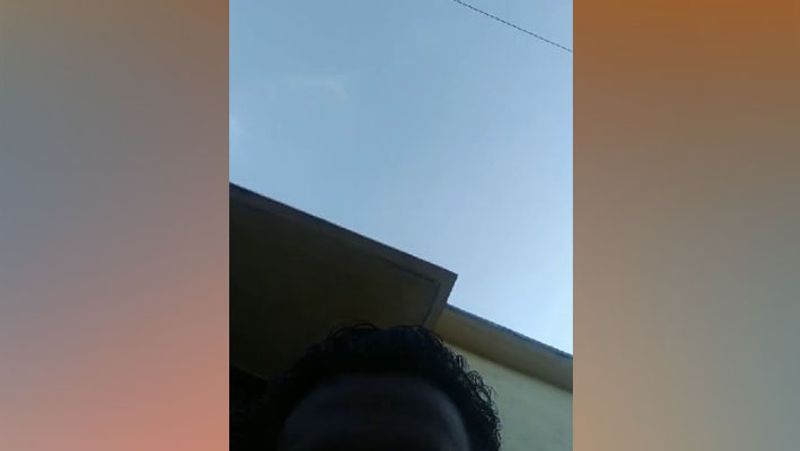 प्रमोद और कंचन के बीच किसी बात को लेकर अनबन चल रही थी। हालांकि अभी इसका खुलासा नहीं हो सका है। मृतक ने फेसबुक LIVE पर अपना आधा चेहरा ही दिखाया। आगे पढ़ें-28 के पति और 23 साल की पत्नी के बीच दिवाली की रात आ गया 'वो'..सामने आई यह कहानी