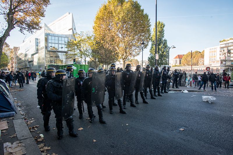 Illegal immigrants will be expelled France evacuates refugee camps