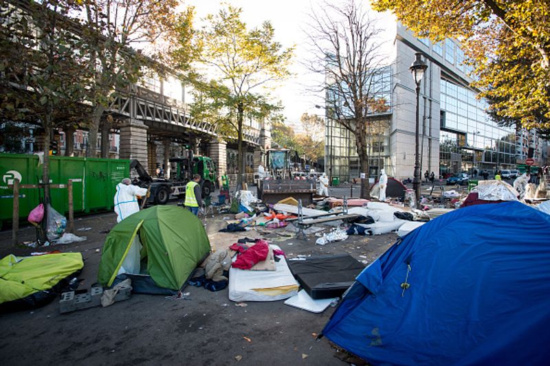 Illegal immigrants will be expelled France evacuates refugee camps