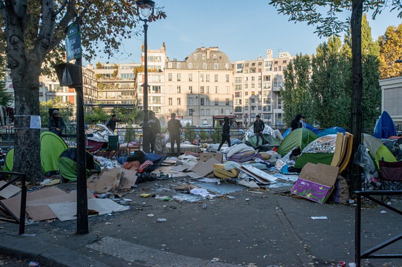 Illegal immigrants will be expelled France evacuates refugee camps
