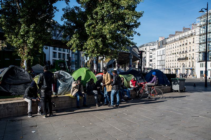 Illegal immigrants will be expelled France evacuates refugee camps