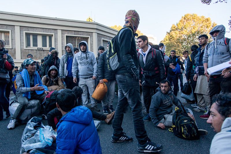 Illegal immigrants will be expelled France evacuates refugee camps