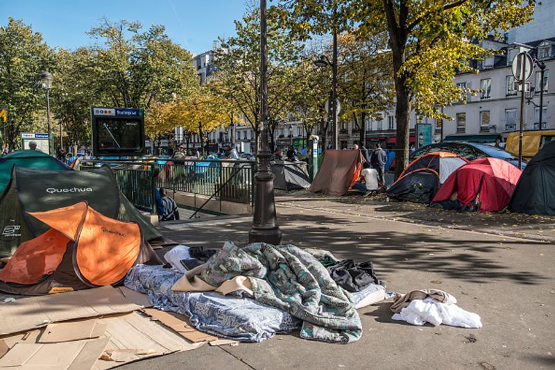 Illegal immigrants will be expelled France evacuates refugee camps
