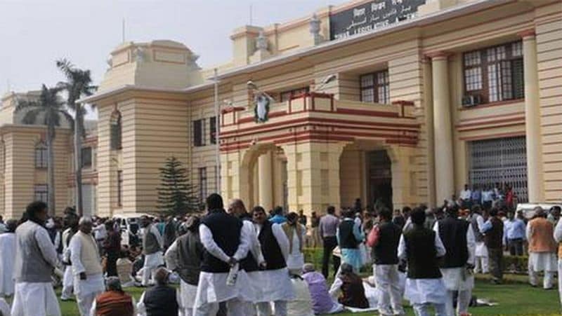 बता दें कि किसी भी क्षेत्र का विधायक बनने के लिए एक व्यक्ति को कम से कम 25 साल का होना जरूरी है। विधायक बनने के वह सरकारी ऑफिस में किसी पद पर कार्यरत नहीं होना चाहिए। उम्मीदवार पागल या दिवालिया घोषित नहीं होना चाहिए।