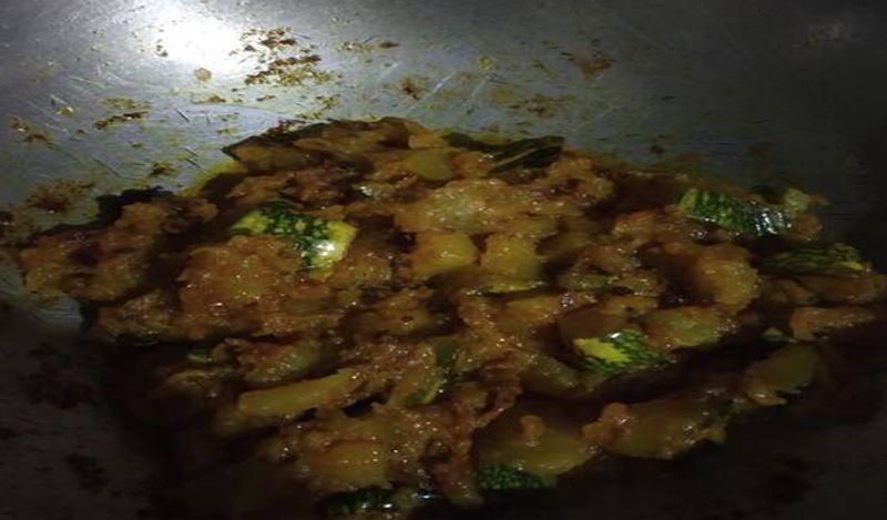अब बीच-बीच में सब्जी को चलाते जाएं। जब कद्दू आधी पक जाए, तब इसमें कच्चा आम डाल दें। अब इसे 5 मिनट ढंककर पकाएं।