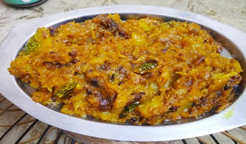 1 मिनट बाद इसमें चीनी या गुड़ डाल दें और अच्छे से भून लें। लीजिये तैयार है भंडारे वाली चटपटी कद्दू की सब्जी।