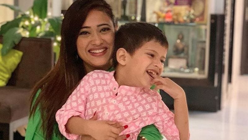 सामने आई फोटोज में श्वेता अपने दोनों बच्चों के साथ काफी एन्जॉय करती नजर आ रही है। बता दें कि उन्होंने लाइफ में दो शादी की लेकिन दोनों ही पति के साथ उनका रिश्ता सही से नहीं चल पाया। 