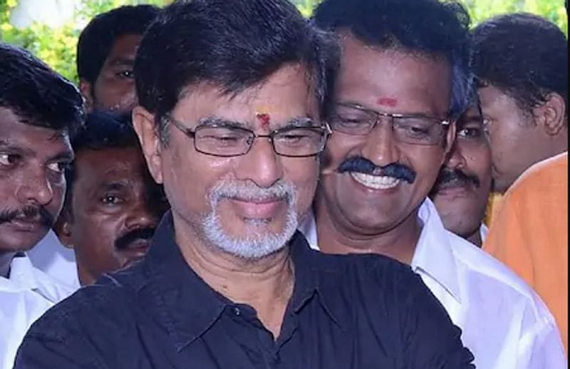 அதனைத்தொடர்ந்து எஸ்.ஏ.சந்திரசேகரின் விஸ்வாசியும், அவர் ஆரம்பித்த அகில இந்திய தளபதி விஜய் மக்கள் இயக்கத்தின் மாநில தலைவர் பதவியிலிருந்து விலகுவதாக பத்மநாபன் என்கிற ஆர்.கே.ராஜா தனது தலைவர் பதவியையே ராஜினாமா செய்துவிட்டதாக அறிவித்தார். இதற்கும் போலீஸ் தரப்பிலிருந்து விஜய் கொடுத்த அழுத்தம் தான் காரணம் எனக்கூறப்படுகிறது. 