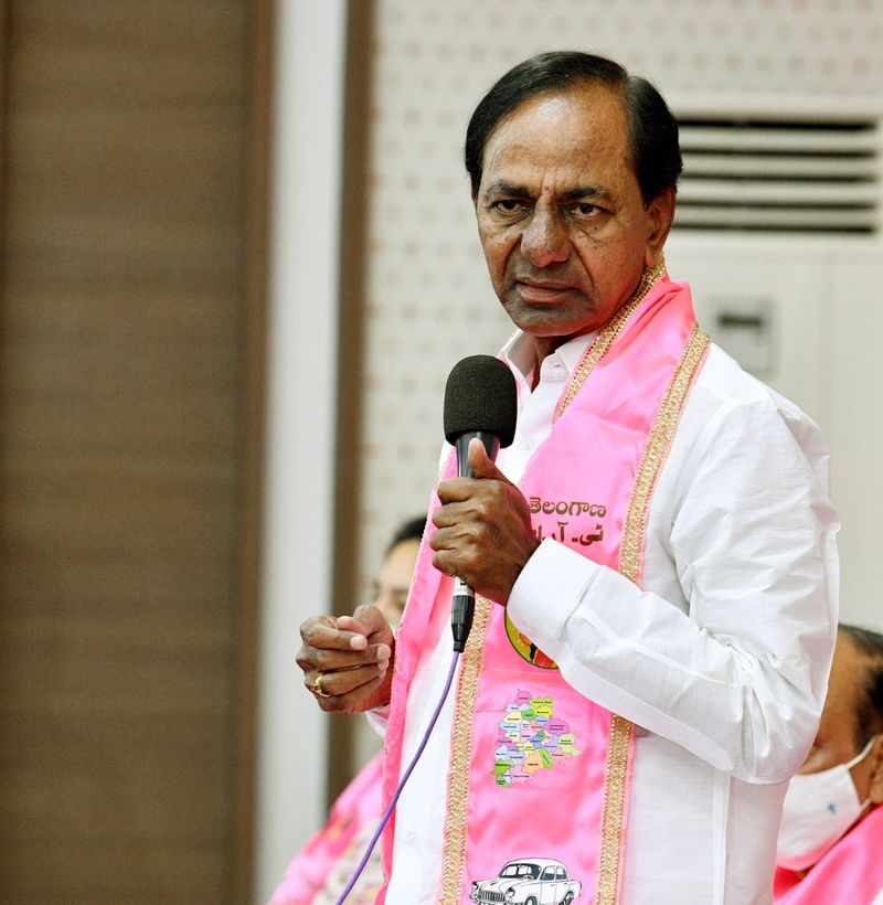 <p>పట్టభద్రులు, ఉద్యోగులను ఆకర్షించేందుకు ఇటీవల కాలంలో సీఎం కేసీఆర్ వరాలు కురిపించారు. ఉద్యోగుల వేతనాల పెంపుతో పాటు రిటైర్మెంట్ వయస్సును పెంచుతామని ప్రకటించారు.</p>