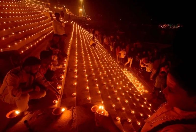 इस बार देव दीपावली में 15 लाख से ज्यादा के दीयों से काशी के घाट सजाए जाएंगे। एक बड़ा प्रकाश उत्सव आयोजित होगा। देव दीपावली के दिन 20-25 घाटों पर बड़े सांस्कृतिक कार्यक्रम होंगे। यहां पर आने वाले पर्यटक नाव से भी इसका नजारा देख सकेंगे।
(फाइल फोटो)
