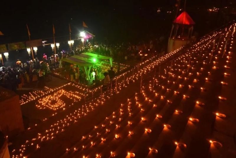 बताते चले कि देव दीपावली के दिन माना जाता है कि सभी देवता बनारस के घाटों पर आते हैं। कार्तिक पूर्णिमा के दिन भगवान शिव ने त्रिपुरासुर नाम के राक्षस का वध किया था। त्रिपुरासुर के वध के बाद सभी देवी-देवताओं ने मिलकर खुशी मनाई थी।
(फाइल फोटो)
