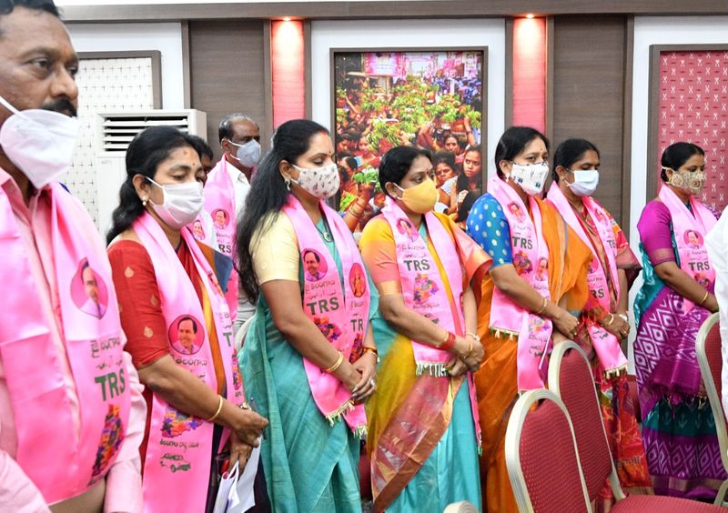 పోలింగ్ కు మూడు రోజుల ముందు తెలంగాణ సర్కార్ ప్రభుత్వ ఉద్యోగ సంఘాల నేతలతో సమావేశమైంది. పీఆర్సీ తో పాటు ఇతర సమస్యలను పరిష్కరిస్తామని సీఎం ఉద్యోగ సంఘాల నేతలకు హామీ ఇచ్చారు. ఇదే విషయాన్ని ఉద్యోగ సంఘాల నేతలు మంగళవారం నాడు ప్రకటించారు.