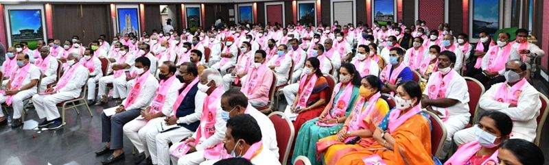 రెడ్డి సామాజిక వర్గానికి చెందిన కొందరు నేతలు కూడ ఈ స్థానం నుండి టిక్కెట్టు కోసం ప్రయత్నిస్తున్నారు. అయితే యాదవ సామాజికవర్గం వైపే కేసీఆర్ మొగ్గు చూపుతున్నారని సమాచారం.