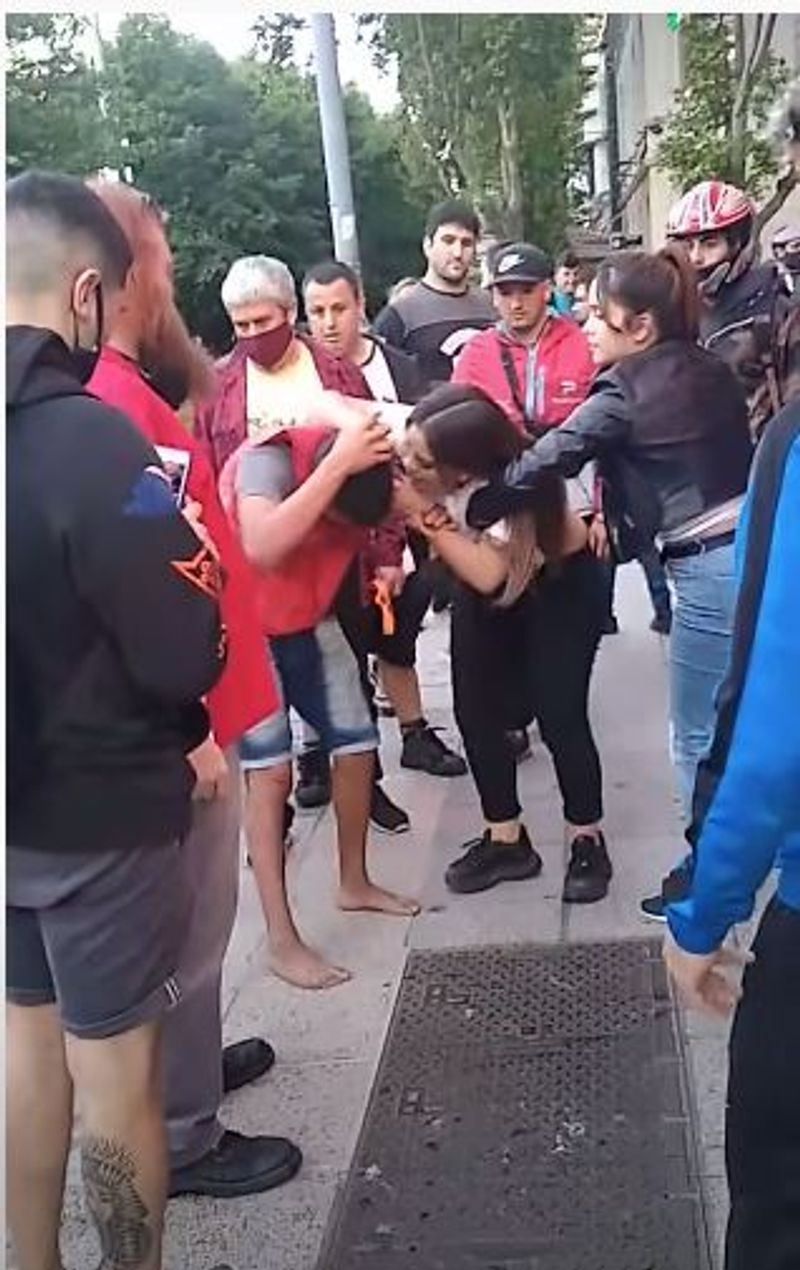 MMA fighter leaves thief with bloodied face