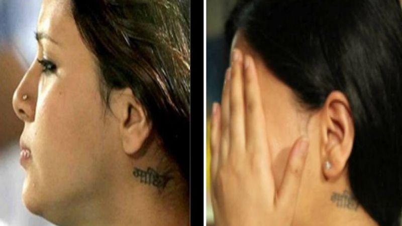साक्षी का प्यार धोनी के लिए कितना है इसे लफ्जों में बयां कर पाना मुश्किल है। लेकिन उनकी गर्दन पर बने इस टैटू से आप इस बात का अंदाजा लगा सकते हैं। दरअसल, साक्षी ने धोनी के नाम का टैटू भी बनवाया हुआ है। साक्षी ने देवनागरी में अपनी गर्दन पर ‘माही’ लिखवाया है।