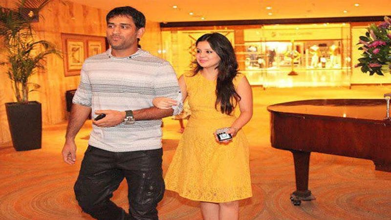ताज बेंगाल होटल में 2008 में साक्षी और धोनी की मुलाकात हुई जब भारतीय टीम पाकिस्तान के साथ इडन गार्डन में होने वाले मैच के लिए ताज में रुकी थी। युद्धजीत दत्ता साक्षी और धोनी के दोस्त थे और उन्होंने ही दोनों की मुलाकात करवाई। बाद में धोनी ने युद्धजीत से साक्षी का नंबर लिया और उन्हें मैसेज किया।