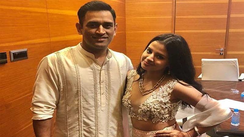 मिसेज धोनी उनके लिए परफेक्ट वाइफ हैं। ऐसे कई मौके आए जब साक्षी, धोनी के लिए ढ़ाल बनकर खड़ी रही। जब-जब ट्रोलर्स ने माही को ट्रोल किया साक्षी ने सामने आकर उन्हें जवाब भी दिया।
