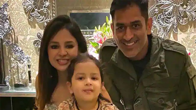 साक्षी और धोनी की शादी को 10 का समय हो गया है। दोनों की 5 साल की बेटी जीवा भी है, जो दोनों की जान है। क्रिकेट से संन्यास लेने के बाद धोनी आईपीएल में बीजी थे, लेकिन अब वो अपने परिवार के साथ पूरा समय बिता रहे हैं। 