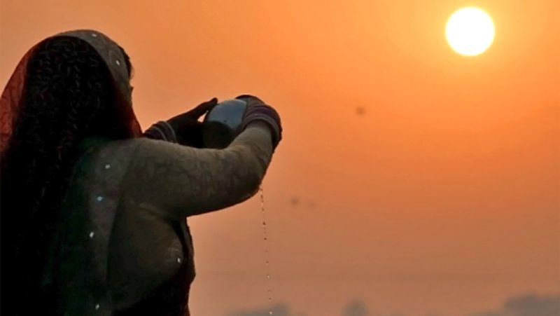 1. छठ पर्व की सुबह जल्दी उठकर स्नान आदि कामों से निपट कर सूर्य को अर्घ्य दें। अब पूर्व दिशा की ओर मुख करके कुश के आसन पर बैठकर रुद्राक्ष की माला से इस मंत्र का जाप करें।
मंत्र - ऊं आदित्याय विदमहे दिवाकराय धीमहि तन्नो सूर्य: प्रचोदयात्
कम से कम 5 माला जाप अवश्य करें। इस प्रकार मंत्र जाप करने से जीवन की हर परेशानी दूर हो जाएगी। यदि इस मंत्र का जप प्रत्येक रविवार को किया जाए तो और भी जल्दी लाभ होता है।
