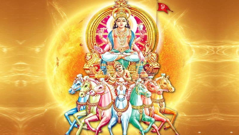 4. छठ पर्व की सुबह जल्दी उठकर स्नान आदि करने के बाद पूर्व दिशा में मुख करके कुश के आसन पर बैठें। अपने सामने बाजोट (पटिए) पर सफेद वस्त्र बिछाएं और उसके ऊपर सूर्यदेव का चित्र या प्रतिमा स्थापित करें। इसके बाद सूर्यदेव की पंचोपचार पूजा करें और गुड़ का भोग लगाएं। पूजा में लाल फूल का उपयोग अवश्य करें। इसके बाद लाल चंदन की माला से नीचे लिखे मंत्र का जाप करें
मंत्र- ऊं भास्कराय नम:
कम से कम 5 माला जाप अवश्य करें
