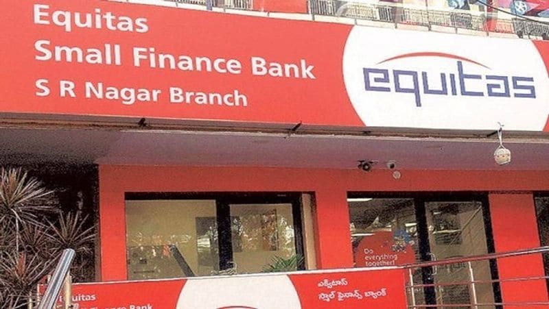 इस अकाउंट पर मिलेगा 7 फीसदी ब्याज
इक्विटास (Equitas) बैंक में ईवा (Eva) सेविंग्स अकाउंट कोई भी महिला खोल सकती है। होममेकर्स वुमन और सैलरीड वुमन के अलावा बिजनेस वुमन, सीनियर सिटिजन वुमन, ट्रांसवुमन और नॉन रेजिडेंट वुमन भी यह अकाउंट खोल सकती हैं।
(फाइल फोटो)