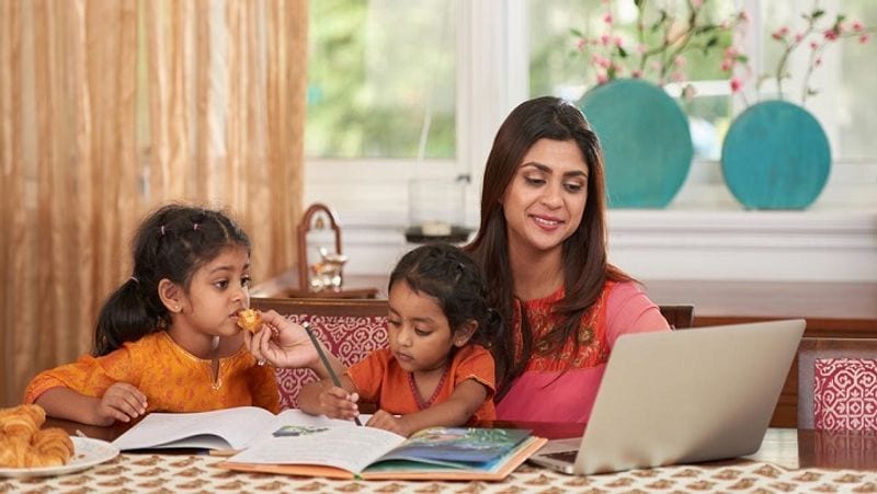 जारी किया प्रेस रिलीज
इक्विटास स्मॉल फाइनेंस बैंक (Equitas Small Finance Bank) ने एक प्रेस रिलीज में कहा है कि Eva एक यूनीक सेविंग्स अकाउंट है। यह स्वास्थ्य, धन और समृद्धि जैसे हर मामले में भारतीय महिलाओं के फायदे के लिए शुरू किया गया है। बैंक द्वारा जारी प्रेस रिलीज के मुताबिक, इसमें खरीददारी और डाइनिंग के लिए डेबिट कार्ड (Debit Card) पर और रिकरिंग डिपॉजिट (RD) बुक करने के लिए एक्सक्लूसिव रिवॉर्ड पॉइंटस भी मिलेंगे।
(फाइल फोटो)