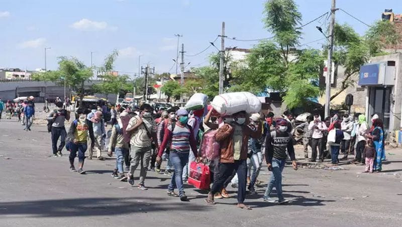 कोरोना महामारी और गाजा तूफान का कहर मुत्थुकुमार पर इस तरह बरपा की उनका सब कुछ बर्बाद हो गया। कोरोना के कारण लगे लॉकडाउन की वजह से उनकी नौकरी चली गई। उनकी कमाई जो 15000 रुपये होती थी, अब वो घट कर 1-2 हजार रुपए रह गई।