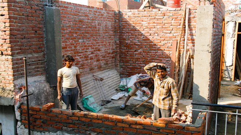 कुछ ही दिनों में उनके पास 1.5 लाख रुपए इकठ्ठे हो गए। बिना किसी इंजीनियर की मदद के उन्होंने घर को पूरा करवाया।