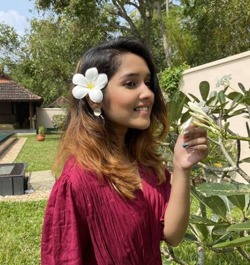 anikha surendharan give the pose near swimming pool