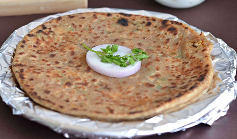 सर्दियों में मूली बाजार में आसानी से मिल जाती है। ऐसे में लोग इसके पराठे बनाकर एन्जॉय करते हैं। इसका टेस्ट जितना लाजवाब होता है वैसे ही इसमें कई गुण होते हैं। हालांकि, इसकी कुछ कमियां भी हैं। 