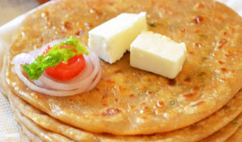 अगर आपको यात्रा करनी है तो भी इन पराठों को ना खाएं। दरअसल, इस दौरान आपको लंबे समय तक एक जगह बैठना होगा। ऐसे में आपके पेट में बनी गैस निकल नहीं पाएगी। इससे अच्छा है कि आप इन पराठों को अवॉयड करें। 