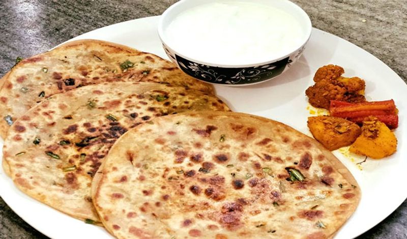 रात में मूली का पराठा नहीं खाना चाहिए। वो भी तब जब आप डिनर करके थोड़ी देर में सो जाते हैं। अगर आपको रात में पराठे खाने ही हैं तो फिर सोने से ढाई-तीन घंटे पहले डिनर करें। तब ही सोने जाएं। वरना गैस की समस्या हो जाएगी। 